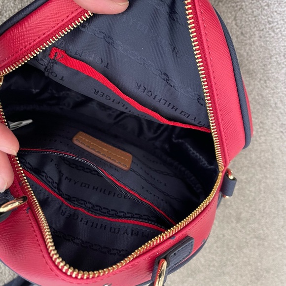 ❌❌SOLD❌❌ Tommy crossbody round bag - Picture 4 of 6